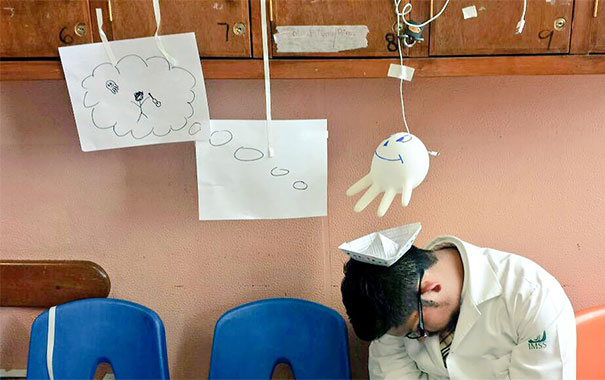 medical-resident-sleeping-overworked-doctors-mexico-yo-tambien-mi-dormi-10