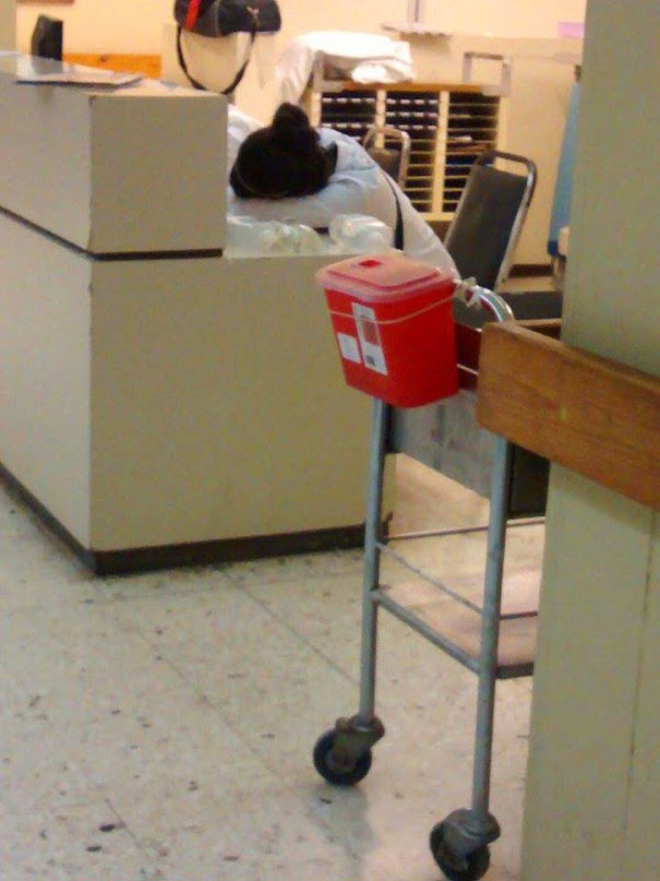 medical-resident-sleeping-overworked-doctors-mexico-yo-tambien-mi-dormi-17