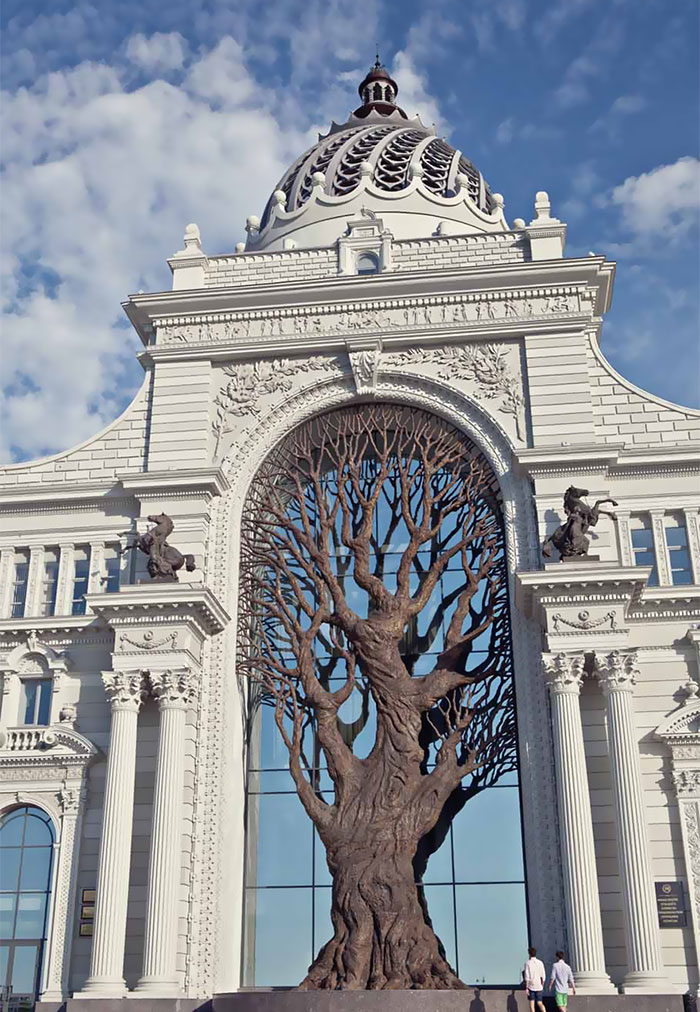 Giant Iron Tree Built In Russia’s Ministry Of Agriculture To Cast Shadow Over Archway