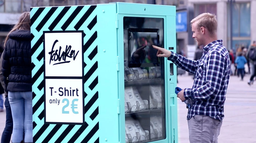 vending-machine-social-experiment-2-euro-t-shirt-fashion-revolution-22 vending-machine-social-experiment-2-euro-t-shirt-fashion-revolution-22