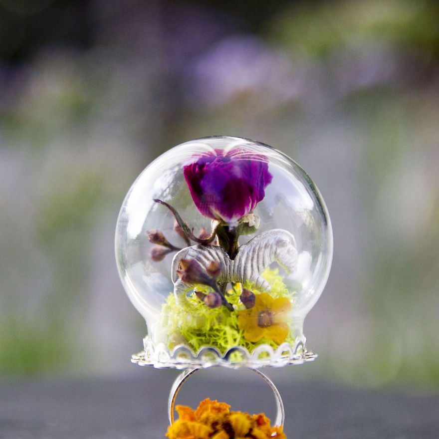 Nature-Scape Jewelry Lets You Carry A Tiny Oasis Nature-Scape Jewelry Lets You Carry A Tiny Oasis