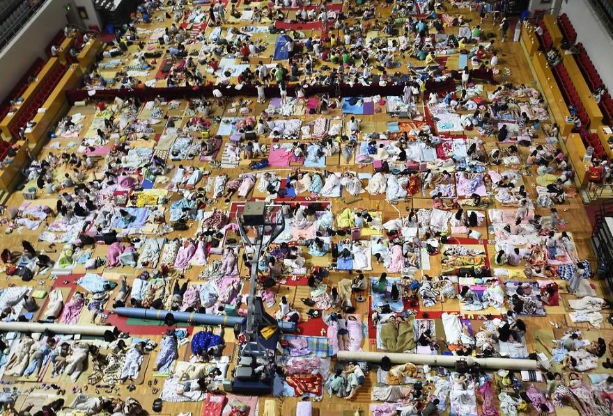 Thousands Of Chinese Students Spend Their Nights In Sports Hall Hiding From Unbearable Heat