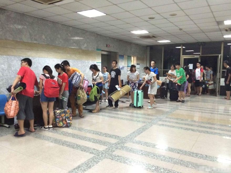 Thousands Of Chinese Students Spend Their Nights In Sports Hall Hiding From Unbearable Heat