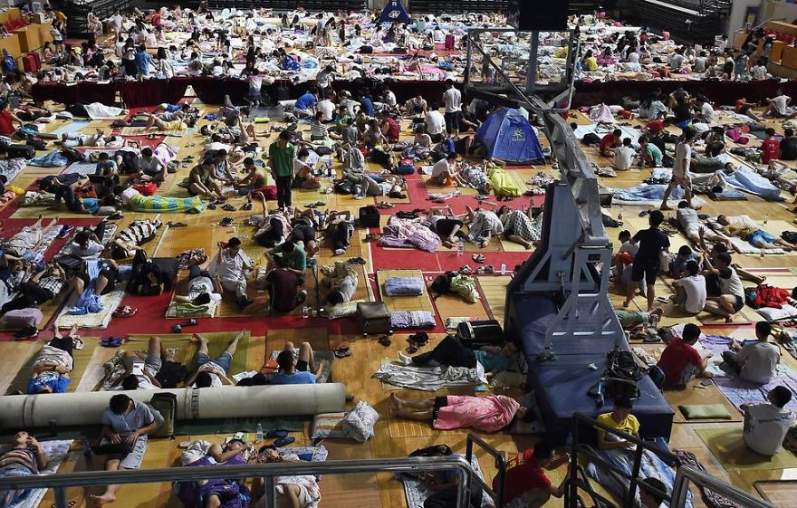 Thousands Of Chinese Students Spend Their Nights In Sports Hall Hiding From Unbearable Heat