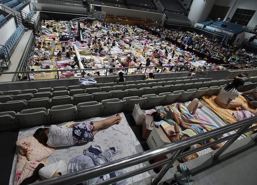 Thousands Of Chinese Students Spend Their Nights In Sports Hall Hiding From Unbearable Heat