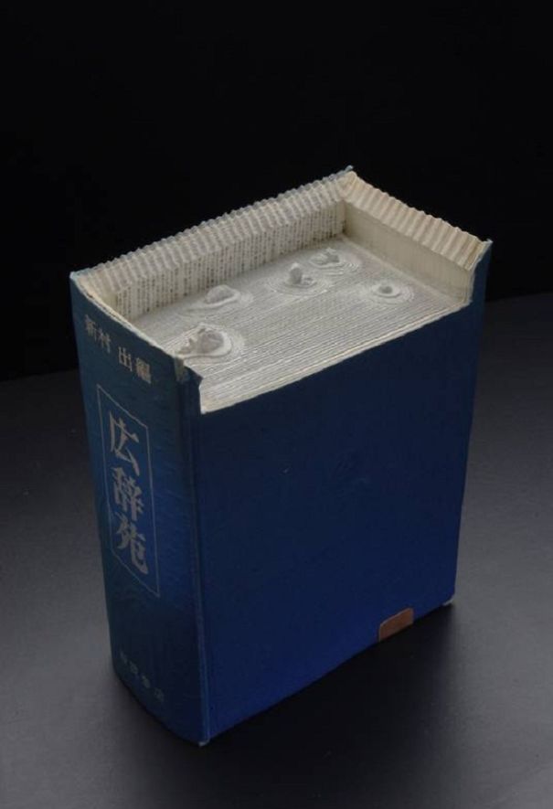12 Amazing Book Sculpture