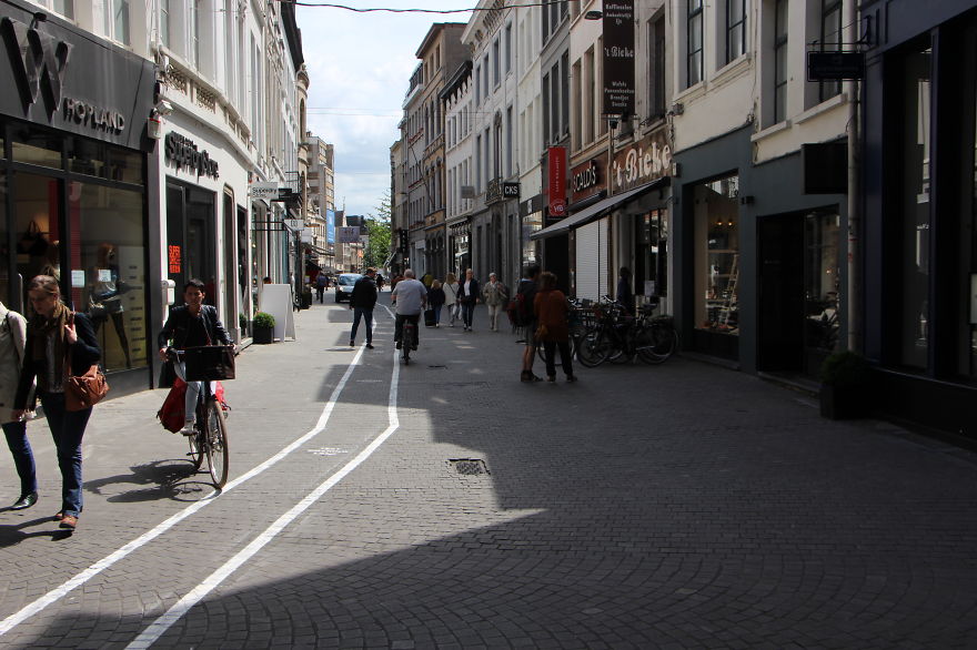 Phone Addicts Get Their Own Text-Walking Lanes In Belgium Phone Addicts Get Their Own Text-Walking Lanes In Belgium