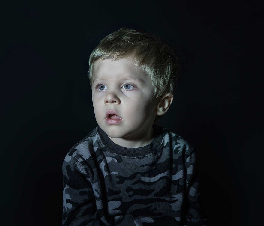 Zombie Kids: I Photographed Children Hypnotized By TV Zombie Kids: I Photographed Children Hypnotized By TV