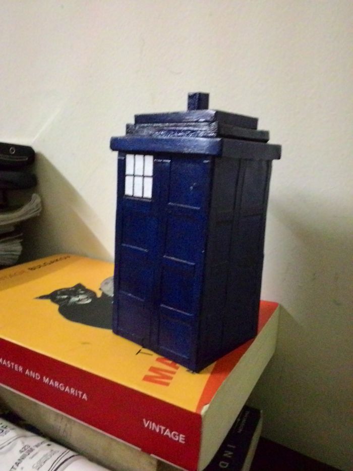 T.a.r.d.i.s.: My Little Doctor-who Time-traveling Machine Made Of Cigarette Boxes