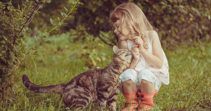 179 Heartwarming Photos Of Kids Playing With Their Cats