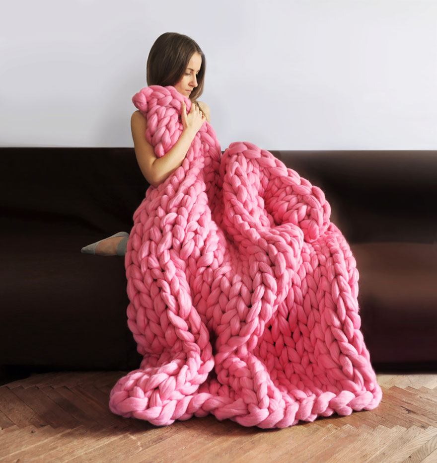 giant-super-chunky-wool-knitwear-blankets-anna-mo-4 giant-super-chunky-wool-knitwear-blankets-anna-mo-4