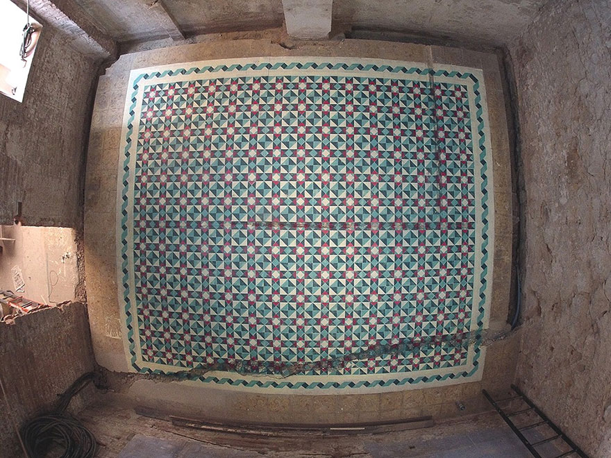 graffiti-spray-paint-tile-pattern-floor-installations-javier-de-riba-7