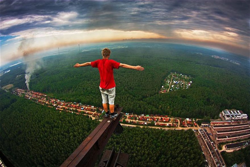 33 Spine-chilling Photographs From On Top Of The World
