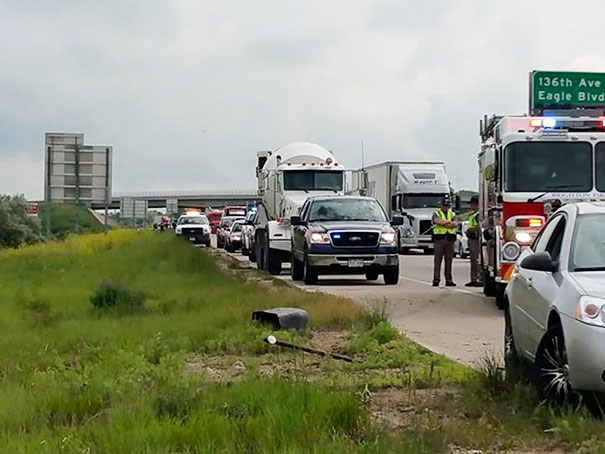 heroic-police-officer-distracts-child-car-accident-3