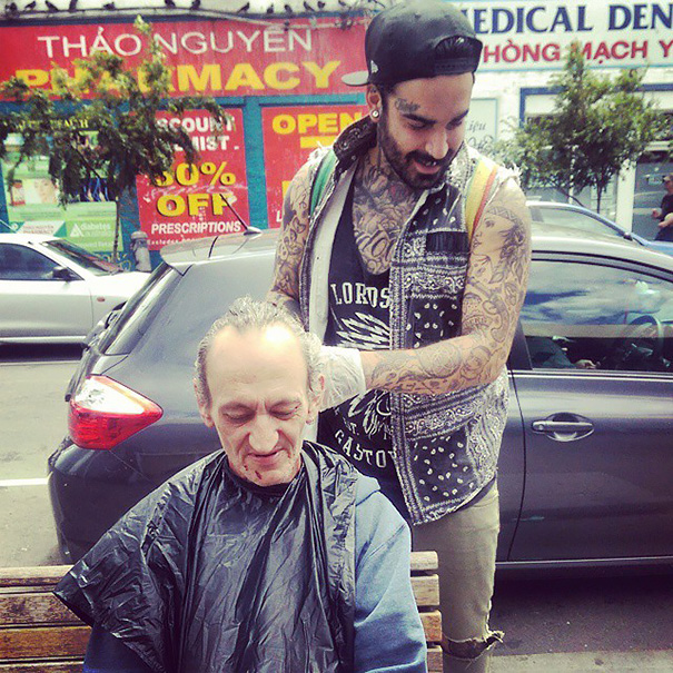 homeless-haircuts-drug-addiction-street-barber-nasir-sobhani-17 homeless-haircuts-drug-addiction-street-barber-nasir-sobhani-17