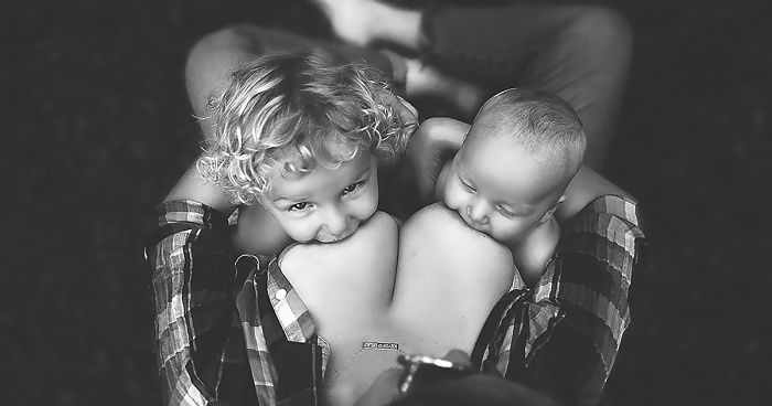Stunning Photos Of Moms Breastfeeding Outside Show Nursing In Public Is OK