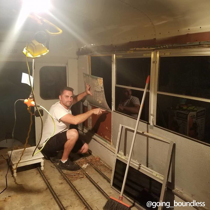 Couple Spends A Year And A Half Converting An Old '90s School Bus Into A Cozy Home, And It's Worth All The Work