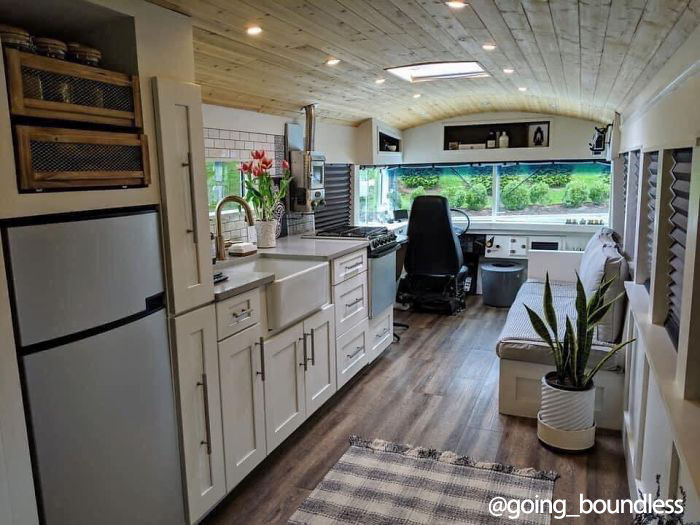 Couple Spends A Year And A Half Converting An Old '90s School Bus Into A Cozy Home, And It's Worth All The Work