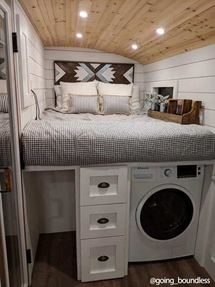 Couple Spends A Year And A Half Converting An Old '90s School Bus Into A Cozy Home, And It's Worth All The Work