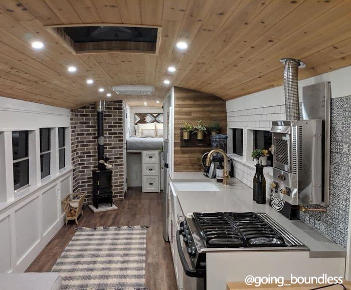 Couple Spends A Year And A Half Converting An Old '90s School Bus Into A Cozy Home, And It's Worth All The Work