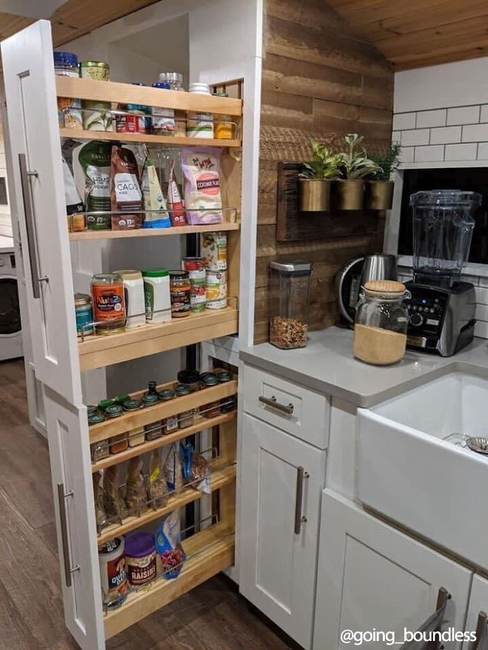 Couple Spends A Year And A Half Converting An Old '90s School Bus Into A Cozy Home, And It's Worth All The Work