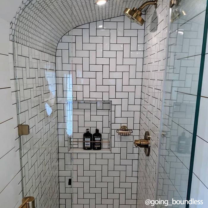 Couple Spends A Year And A Half Converting An Old '90s School Bus Into A Cozy Home, And It's Worth All The Work