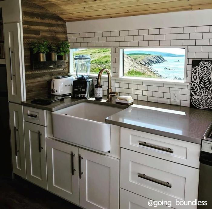 Couple Spends A Year And A Half Converting An Old '90s School Bus Into A Cozy Home, And It's Worth All The Work