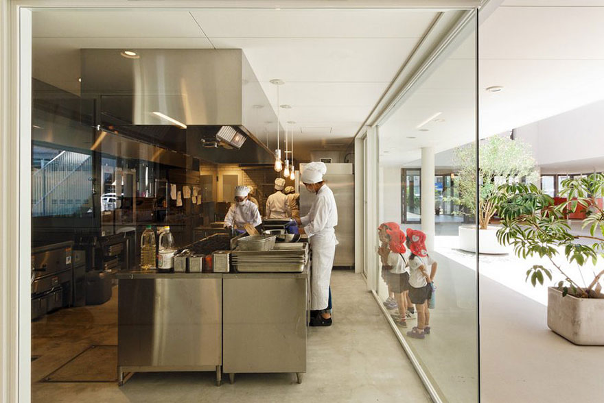 preschool-collects-rainwater-puddles-kids-play-dai-ichi-yochien-hibino-sekkei-9 preschool-collects-rainwater-puddles-kids-play-dai-ichi-yochien-hibino-sekkei-9