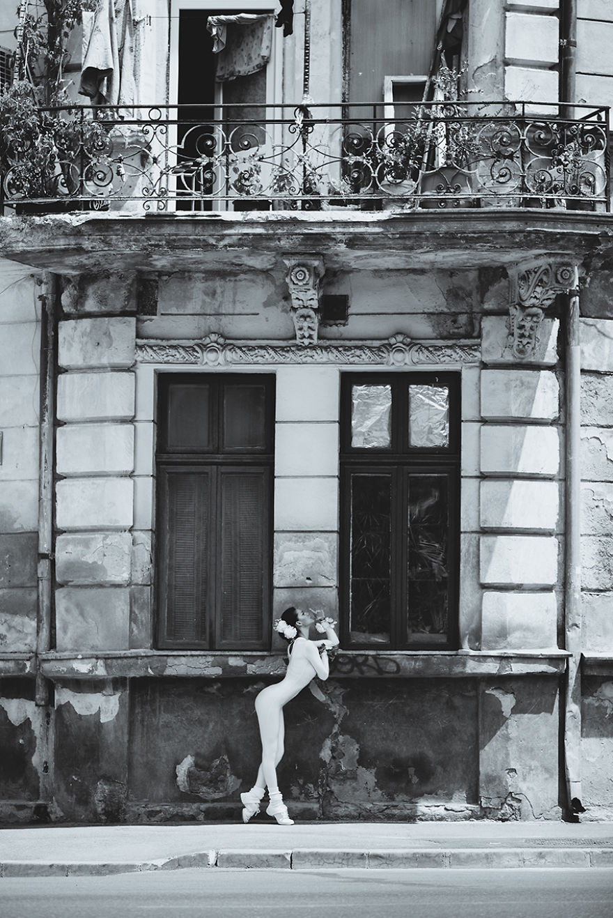 Urban Swan: I Photographed A Ballerina In The Streets Of Romania
