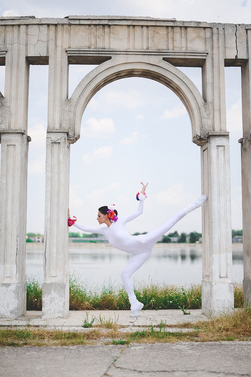 Urban Swan: I Photographed A Ballerina In The Streets Of Romania