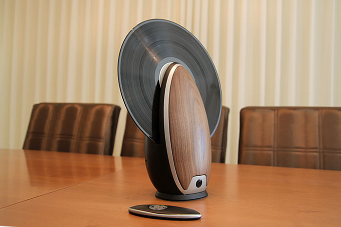 vertical-vinyl-record-player-toc-roy-harpaz-2 vertical-vinyl-record-player-toc-roy-harpaz-2