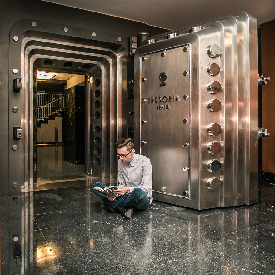 I Show People They Can Read Books Anywhere And Anytime (Part 2) I Show People They Can Read Books Anywhere And Anytime (Part 2)