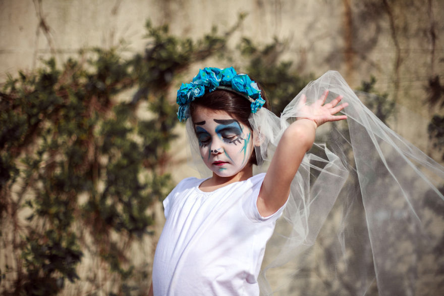 Mom Takes Pictures Of Daughter Posing As Fictional Characters She Loves Mom Takes Pictures Of Daughter Posing As Fictional Characters She Loves