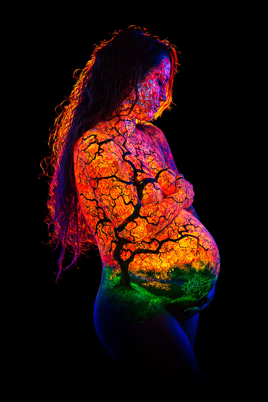 I Paint "Bodyscapes" That Glow Under Black Light I Paint "Bodyscapes" That Glow Under Black Light