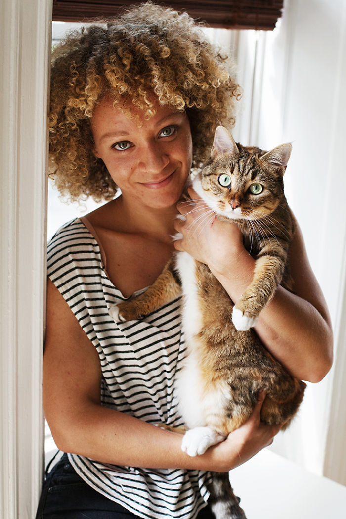 I Photograph Girls And Their Adopted Cats I Photograph Girls And Their Adopted Cats