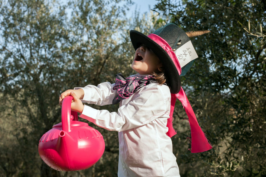 Mom Takes Pictures Of Daughter Posing As Fictional Characters She Loves Mom Takes Pictures Of Daughter Posing As Fictional Characters She Loves