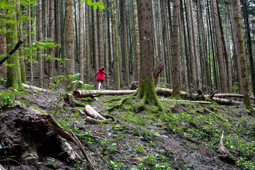 Mom Takes Pictures Of Daughter Posing As Fictional Characters She Loves Mom Takes Pictures Of Daughter Posing As Fictional Characters She Loves