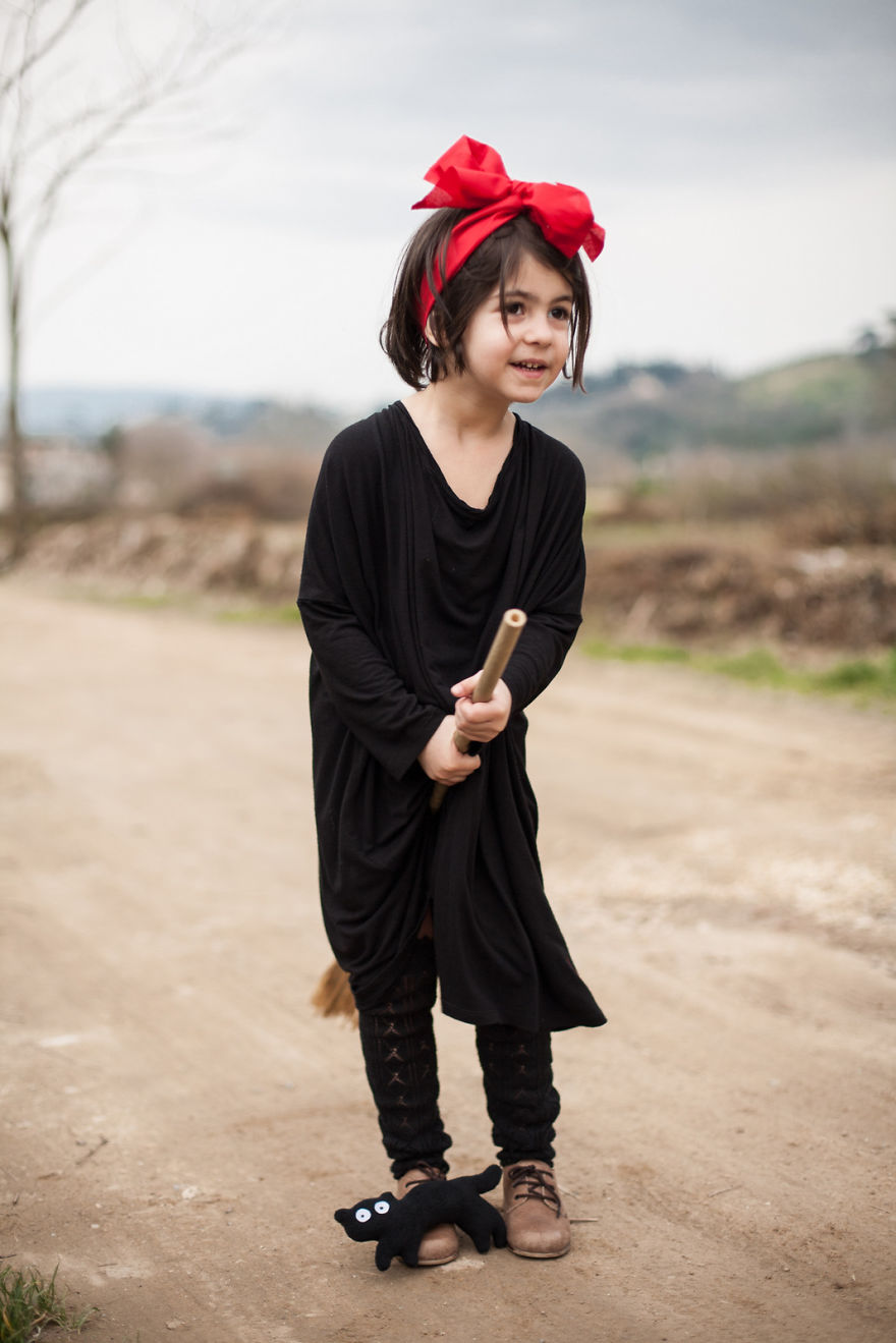 Mom Takes Pictures Of Daughter Posing As Fictional Characters She Loves Mom Takes Pictures Of Daughter Posing As Fictional Characters She Loves