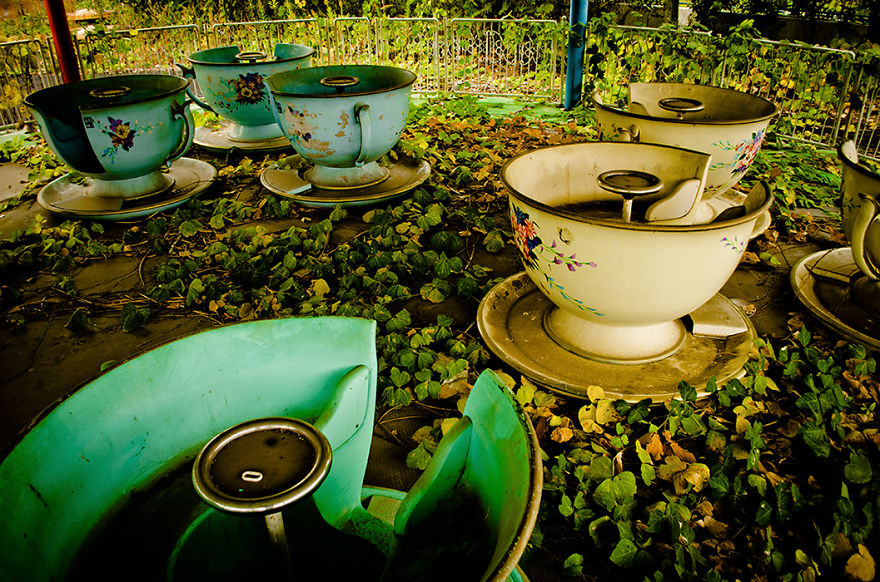 This Abandoned Theme Park In Japan Will Give You Chills