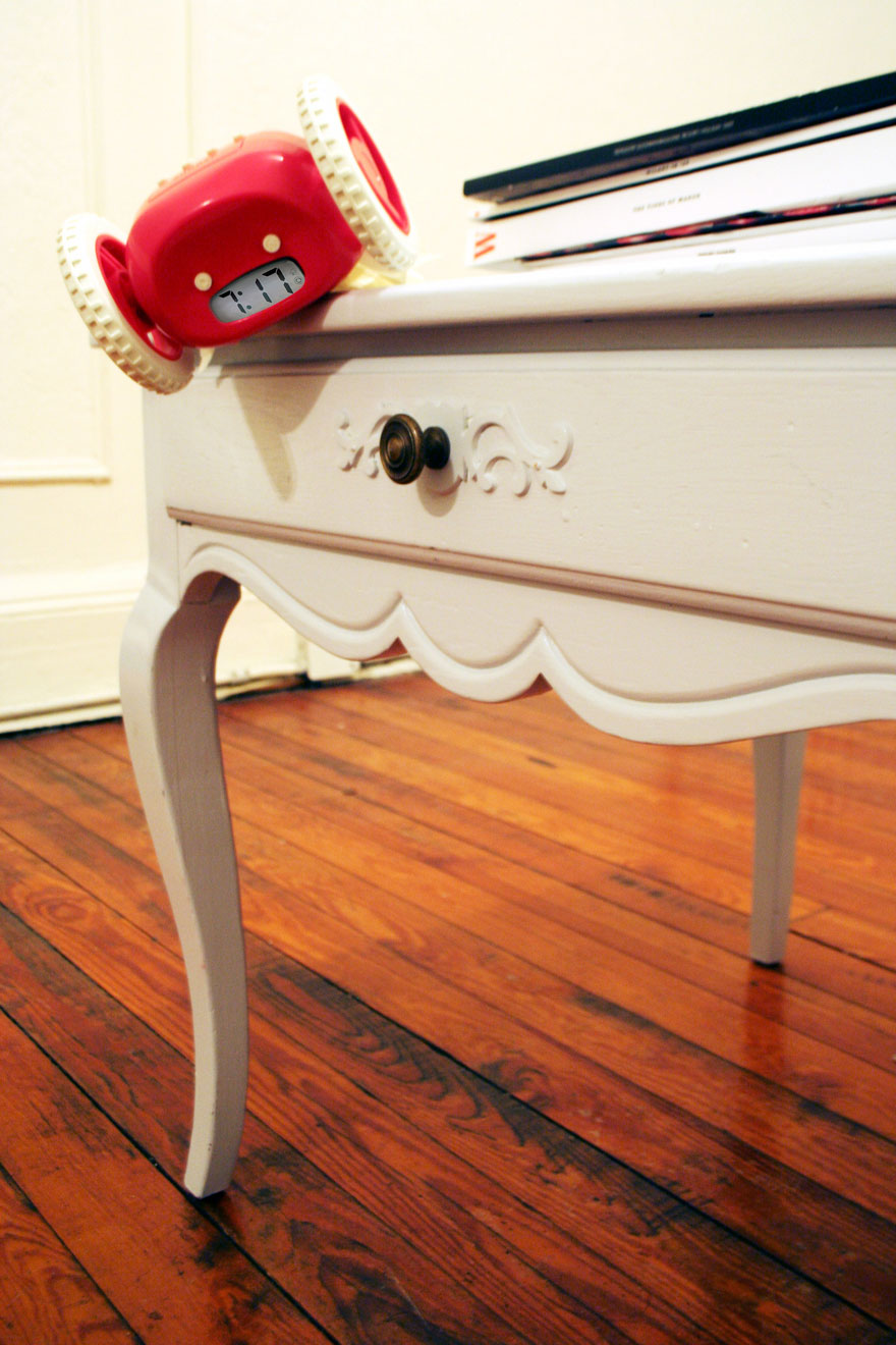 clocky-motorized-alarm-clock-nanda-home-7