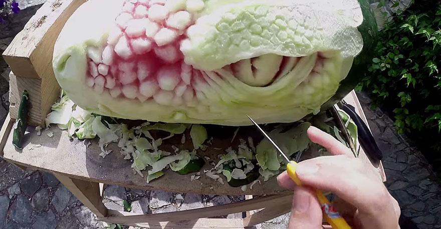 dragon-carving-watermelon-food-art-valeriano-fatica-3 dragon-carving-watermelon-food-art-valeriano-fatica-3