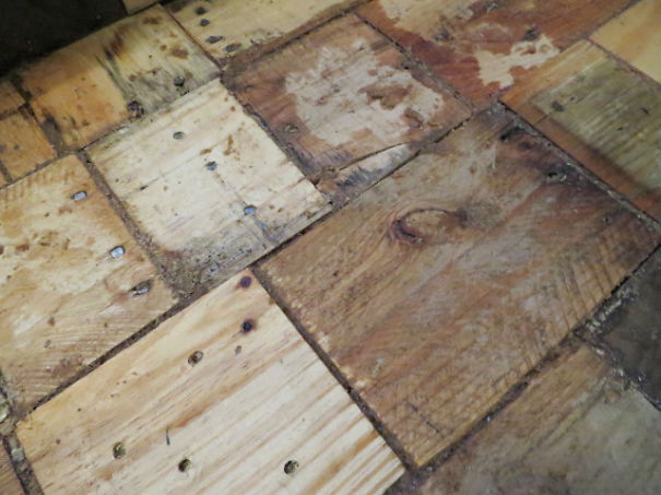 Our DIY Pallet-Wood Floor Cost Only $100