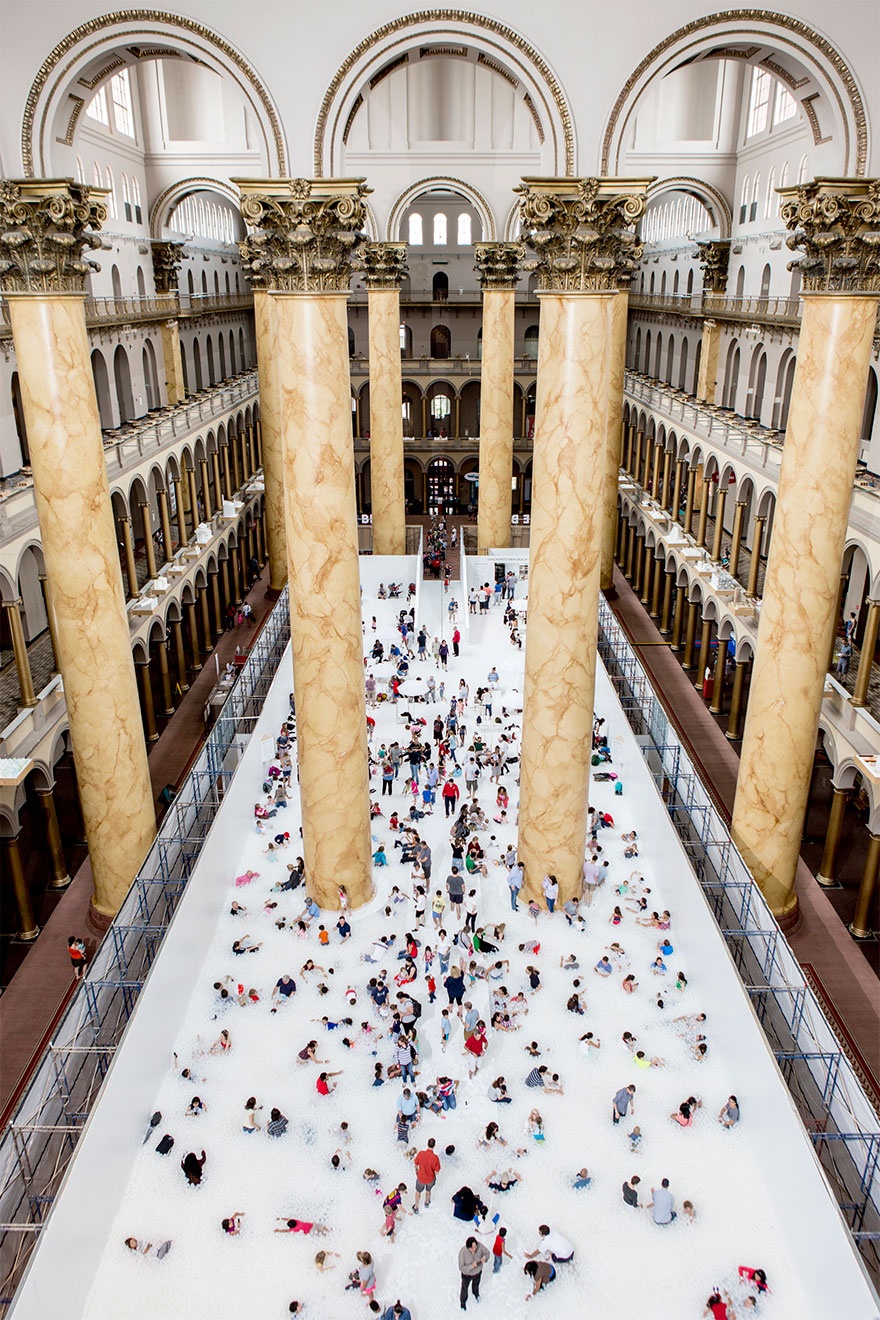 indoor-ball-pit-bubble-ocean-the-beach-snarkitecture-national-building-museum-1 indoor-ball-pit-bubble-ocean-the-beach-snarkitecture-national-building-museum-1