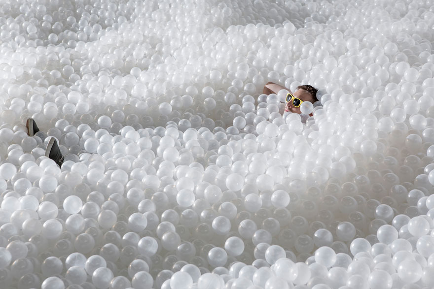 indoor-ball-pit-bubble-ocean-the-beach-snarkitecture-national-building-museum-31 indoor-ball-pit-bubble-ocean-the-beach-snarkitecture-national-building-museum-31