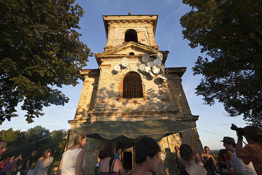 satellite-cameras-urban-installations-nests-jakub-geltner-5 satellite-cameras-urban-installations-nests-jakub-geltner-5