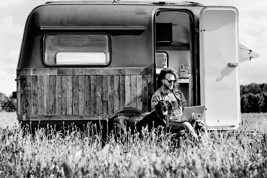 vintage-caravan-mobile-office-space-kantoor-karavaan-tom-van-de-beek-4 vintage-caravan-mobile-office-space-kantoor-karavaan-tom-van-de-beek-4
