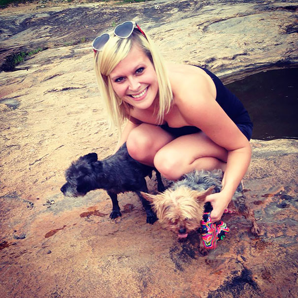 woman-adopts-abandoned-dying-dog-chester-nicole-elliott-10 woman-adopts-abandoned-dying-dog-chester-nicole-elliott-10