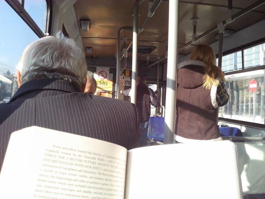 Romanian City Gives Free Bus Rides To Passengers Who Read Books Inside Romanian City Gives Free Bus Rides To Passengers Who Read Books Inside