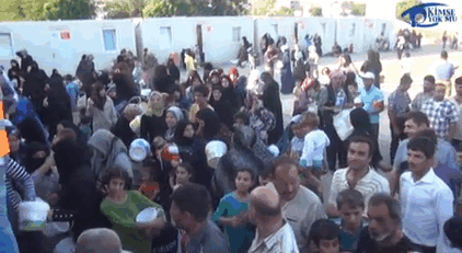 bride-groom-feed-refugees-wedding-1