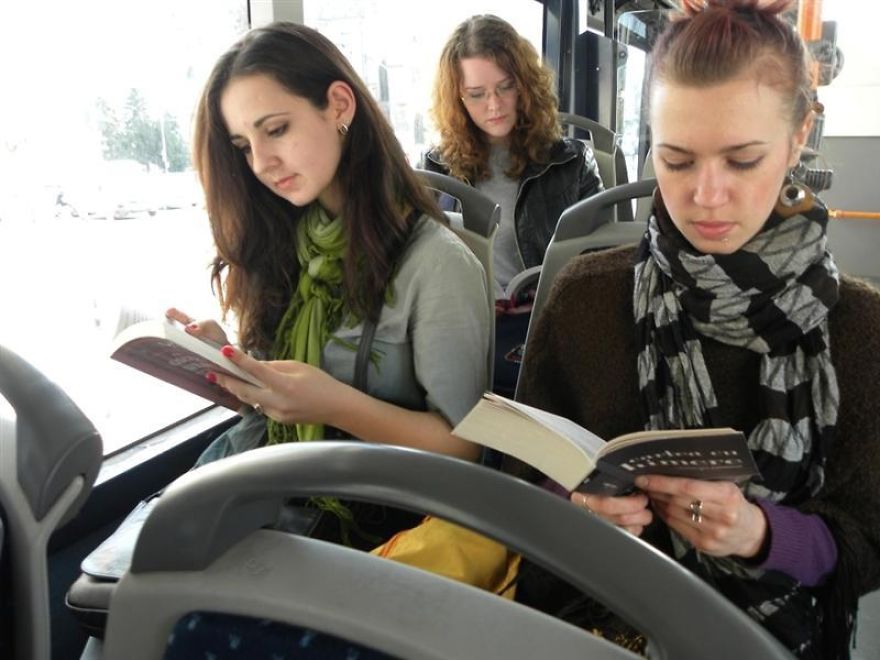 Romanian City Gives Free Bus Rides To Passengers Who Read Books Inside Romanian City Gives Free Bus Rides To Passengers Who Read Books Inside